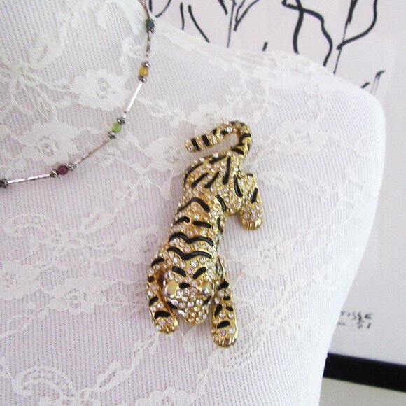 Vintage large rhinestone tiger brooch with black enamel in gold tone setting - Picture 2 of 10